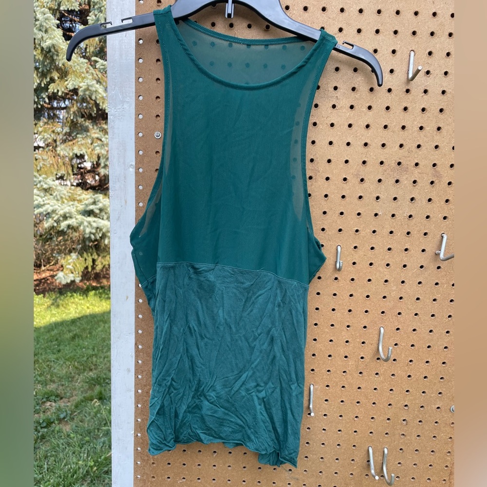Green woman’s size medium alo yoga tank top with mesh